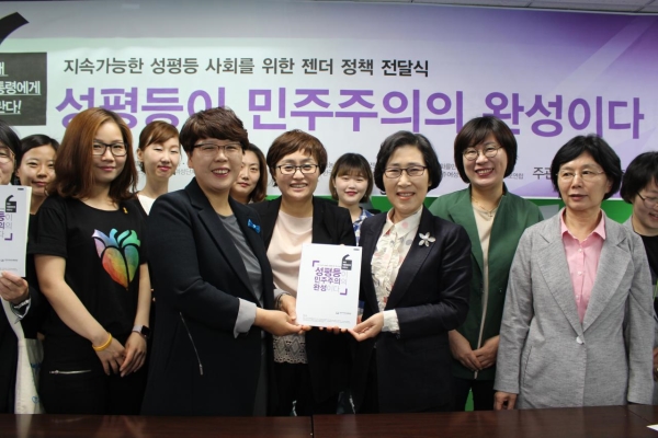 한국여성단체연합 관계자들이 4일 서울 여의도 국민의당 안철수 대선 후보 선대위 회의실에서 젠더정책 전달식을 하고 있다. ⓒ한국여성단체연합