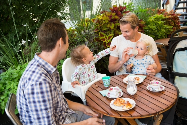 육아휴직 중인 스웨덴 아빠들이 아이와 함께 즐거운 시간을 보내고 있다. ⓒSusanne Walström
