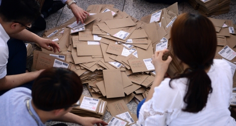 제19대 대통령선거 사전투표가 역대 최고치를 달성한 후 끝난 5일 오후 서울역에 마련된 남영동 사전투표소에서 선거관계자가 사전투표용지 분류작업을 하고 있다. ⓒ뉴시스·여성신문