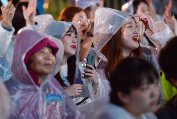 제19대 대통령선거 투표가 종료된 9일 오후8시께 서울 광화문광장에 마련된 한 종합편성채널 방송사의 개표방송을 지켜보던 시민이 출구조사 결과가 발표되자 환호하고 있다. ⓒ뉴시스·여성신문