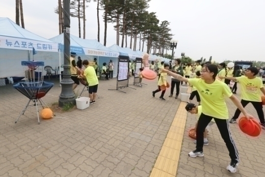 ‘찾아가는 체육관’을 찾은 참가자들이 디스크골프를 하고 있다. ⓒ성혜련 사진 객원기자