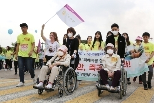 일본군‘위안부’ 피해자 박옥선 할머니와 이옥선 할머니가 나눔의집 직원, 자원봉사자들과 함께 ‘한·일 위안부 합의 폐기’를 촉구했다 ⓒ이정실 여성신문 사진기자