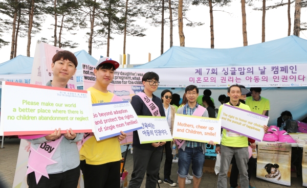 ‘싱글맘의 날’ 캠페인 부스행사에 참가한 활동가들. ⓒ이정실 여성신문 사진기자