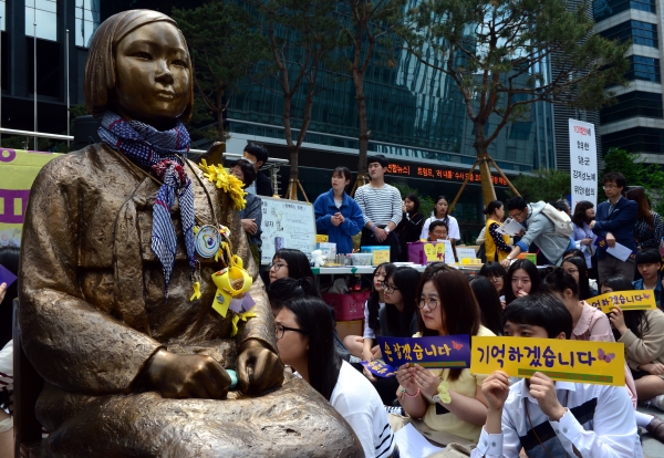 10일 오후 서울 종로구 구 주한일본대사관 앞에서 열린 제1282차 일본군 ‘위안부’ 문제 해결을 위한 정기수요시위에서 참가자들이 ‘기억하겠습니다’ 손피켓을 들고 구호를 외치고 있다. ⓒ뉴시스·여성신문