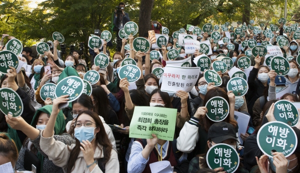 최경희 이화여대 총장이 사퇴한 지난해 10월
 19일 서울 서대문구 이화여자대학교 본관 앞에서 열린 교수들의 시위에 참석한 학생들이 피켓을 들고 행진하고 있다. ⓒ이정실 사진기자