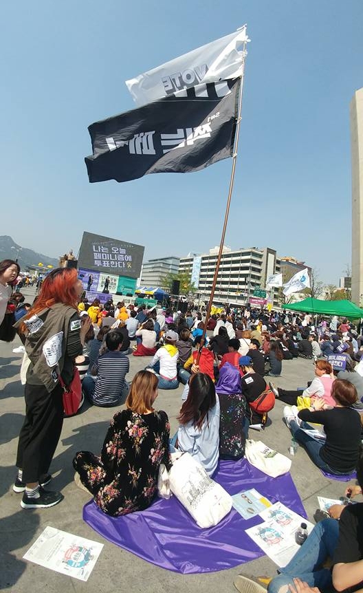 지난 4월 15일 서울 광화문광장에서 열린 ‘페미니스트 직접행동-나는 오늘 페미니즘에 투표한다’에 참여한 ‘찍는 페미’. ⓒ‘찍는 페미’ 제공