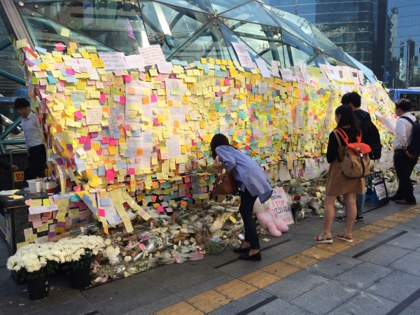 2016년 5월 19일 오전, 시민들이 강남역 10번 출구 앞을 찾아 살해당한 여성을 추모하고 있다. 이지은 씨도 이날 추모 포스트잇을 붙였다. ⓒ이세아 기자