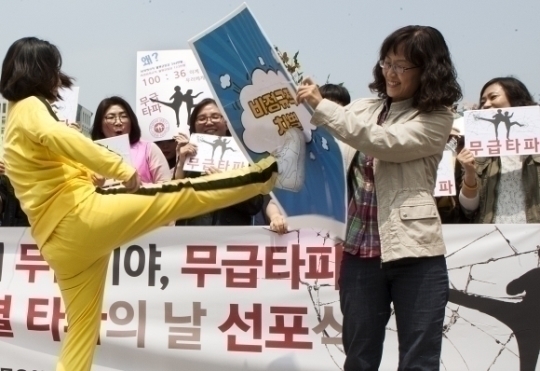 여성노동단체 회원들이 ‘무급타파 행동단’을 결성하고 지난 11일 서울 광화문광장에서 “5월 11일 임금차별 타파의 날, 무급타파” 선포식을 열고 퍼포먼스를 하고 있다. ⓒ이정실 여성신문 사진기자