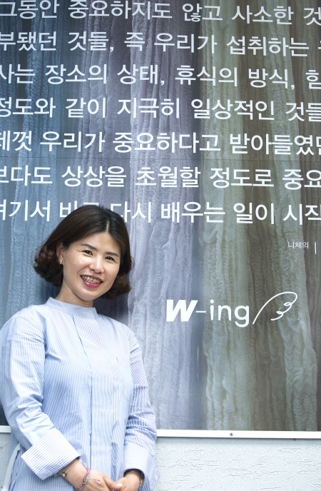 최정은 대표가 서울 신길동 여성성공센터 윙에서 일상의 중요성을 강조한 니체의 글판 앞에 서 있다. ⓒ이정실 여성신문 사진기자