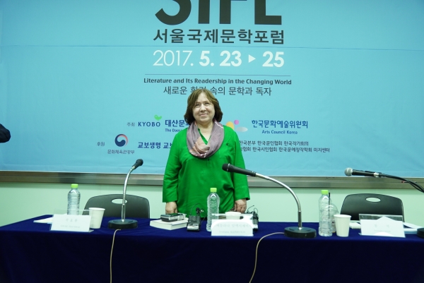 한국을 찾은 벨라루스의 작가 스베틀라나 알렉시예비치(69)가 19일 서울 종로구 교보문고빌딩에서 열린 2017 서울국제문학포럼 기자간담회에 참석했다. ⓒ대산문화재단 제공