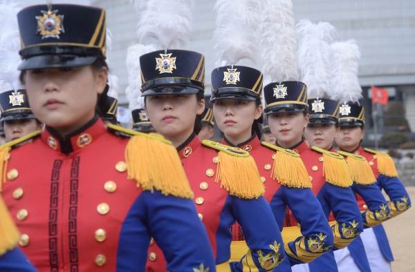 지난해 2월 서울 태릉 육군사관학교에서 열린 육사 졸업식에서 졸업생도들이 곧은 자세로 줄을 서고 있다. ⓒ뉴시스·여성신문