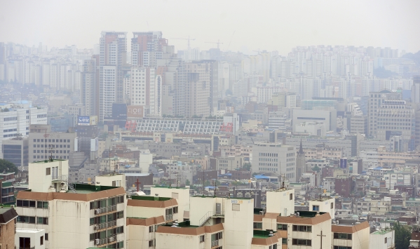 중국에서 발원한 황사의 영향으로 미세먼지가 기승을 부린 지난 12일 오후 서울 도심이 흐릿한 모습을 보이고 있다. ⓒ뉴시스·여성신문