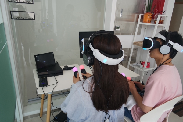지난 27일 서울 마포구 홍대에 위치한 VR카페 ‘샵브이알’에서 한 커플이 VR게임을 경험하고 있다. ⓒ여성신문