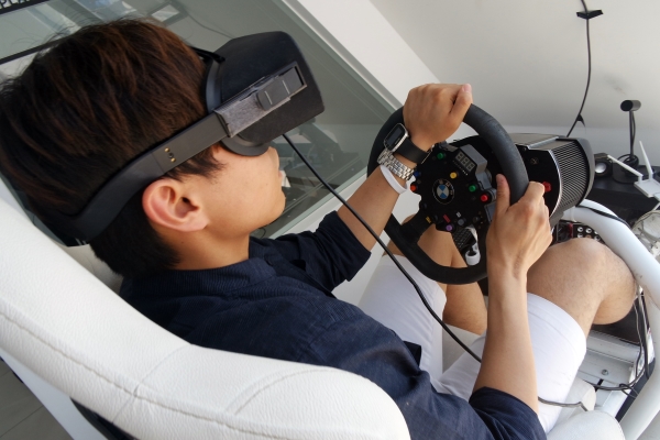 한 남성이 VR게임인 ‘Project Cars’를 체험해보고 있다. ⓒ여성신문