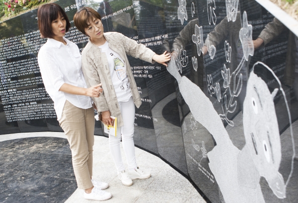 지난해 8월 29일 서울 남산 옛 통감관저 터에서 열린 일본군 위안부 ‘기억의 터’ 제막식 후 시민들이 둘러보고 있다. ⓒ이정실 사진기자
