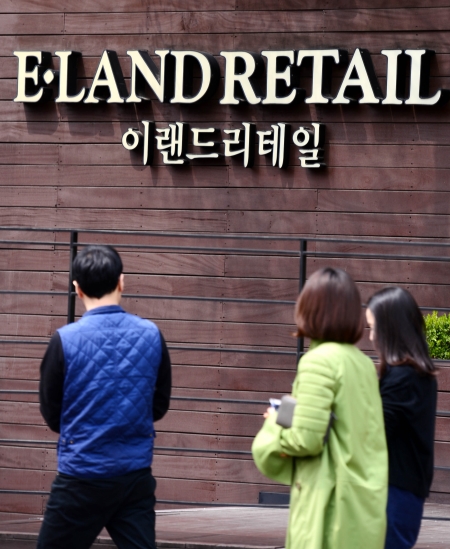이랜드 직원들이 서울 마포구 이랜드 신촌사옥 앞을 지나고 있다. ⓒ뉴시스·여성신문