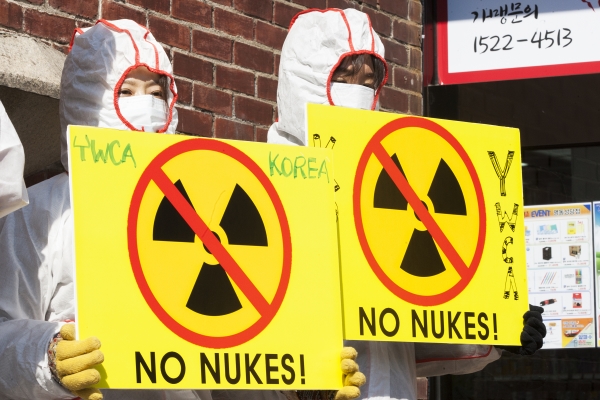 3월 11일 일본 후쿠시마 핵발전소 폭발사고 6주기를 맞아 한국YWCA연합회가 3월 둘째 주를 탈핵주간으로 선포하고 지난 3월 7일 서울 명동 성당 앞에서 탈핵캠페인 ‘No More 후쿠시마’를 진행하고 있다. ⓒ이정실 여성신문 사진기자
