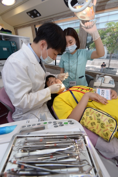 지난해 ‘치아의 날’인 6월 9일 서울시민 구강보건의 날 기념행사 당시 진료버스에서 구강 검진을 하는 모습. ⓒ뉴시스·여성신문