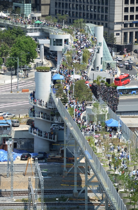 서울역 고가도로를 공원화한 ‘서울로 7017’을 찾은 시민들이 보행로를 걷고 있다. ⓒ뉴시스·여성신문