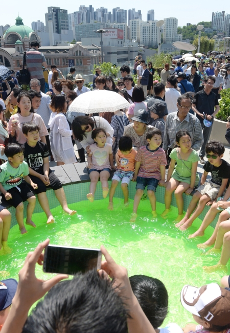 ‘서울로 7017’을 찾은 어린이들이 공중자연쉼터에서 휴식을 취하고 있다. ⓒ뉴시스·여성신문