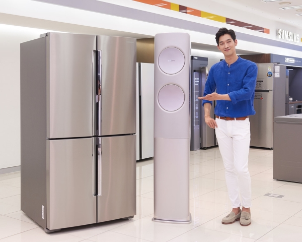 삼성전자 모델이 전력 피크 관리 기능이 탑재된 무풍에어컨과 T9000 냉장고를 소개하고 있다. ⓒ삼성전자