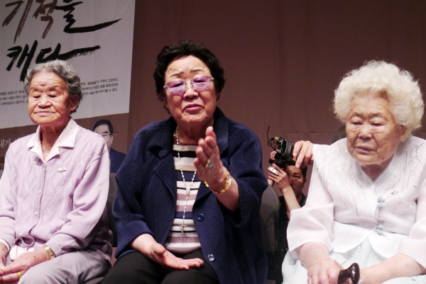 위안부 피해자인 (왼쪽부터) 박옥선·이용수·이옥선 할머니가 8일 오후 서울 중구 한국프레스센터에서 “강경화 후보자가 위안부 문제를 해결할 것이라고 믿는다”며 지지 선언을 했다. ⓒ여성신문