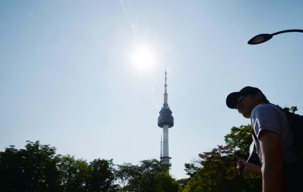 맑고 화창한 날씨가 계속되고 있는 27일 오후 서울 중구 남산에서 바라본 하늘이 파란 모습을 보이고 있다. ⓒ뉴시스ㆍ여성신문