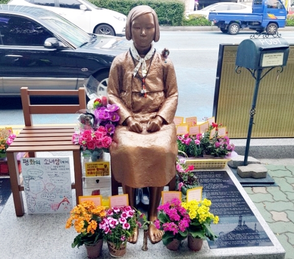 부산 일본영사관 앞에 설치된 평화의 소녀상을 비롯해 현재 부산지역 3곳의 소녀상에 대한 설치 및 관리 사업을 지원하게 된다 ⓒ김수경
