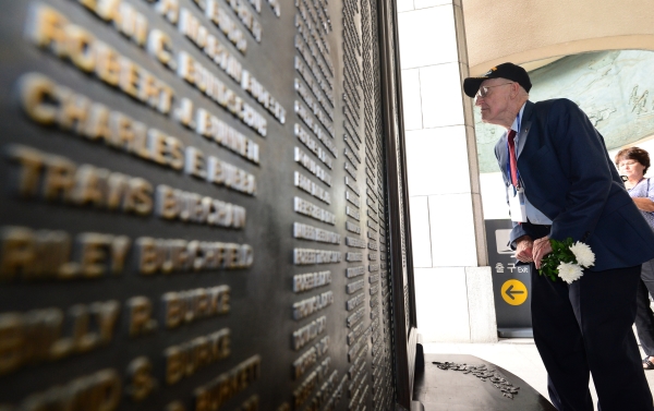 한국전쟁 발발 67주년인 25일 오후 서울 용산구 전쟁기념관을 찾은 6·25전쟁 미군 참전용사가 전사자 명비에서 전우의 이름을 찾고 있다. ⓒ뉴시스·여성신문