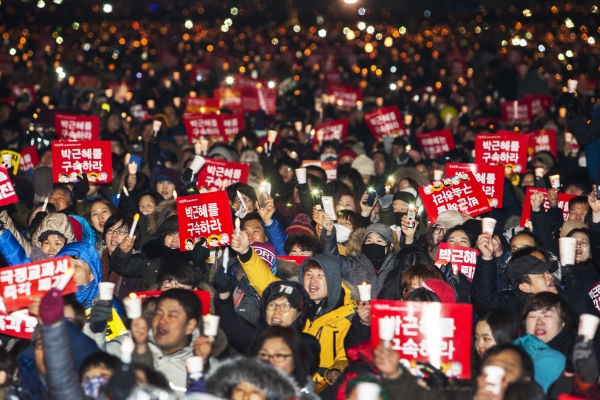 2016년의 마지막 날인 12월 31일 서울 광화문광장에서 열린 박근혜 대통령 퇴진을 총구하는  ‘송박영신’ 10차 촛불집회에 참가한 시민들이 ‘박근혜 구속’을 외치고 있다. ⓒ이정실 사진기자