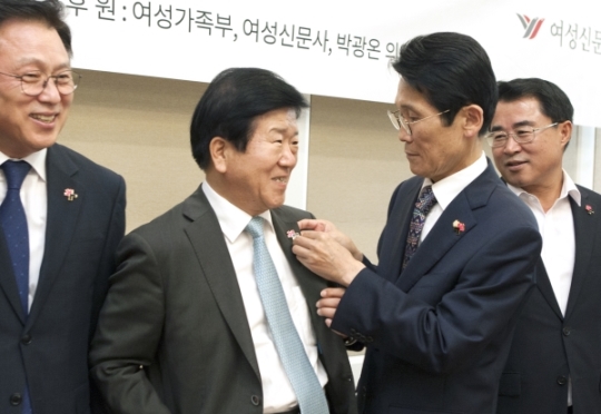 윤소하(오른쪽) 정의당 의원이 박병석 더불어민주당 의원에게 히포시 배지를 달아주고 있다. ⓒ이정실 여성신문 사진기자