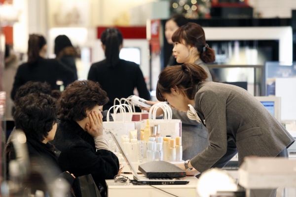 서울시내의 한 백화점에서 판매사원이 고객을 응대하고 있다. 사진은 기사의 특정 사실과 관련 없음. ⓒ여성신문 DB