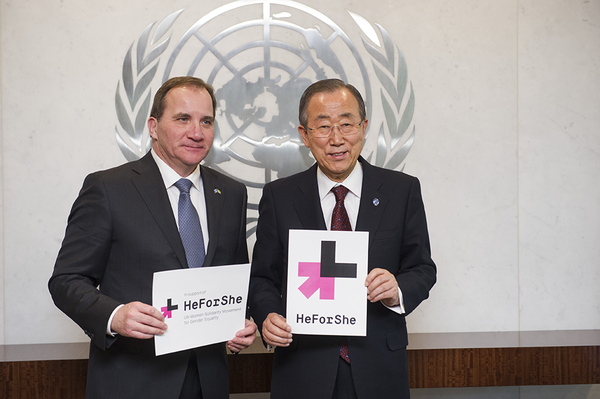 반기문(오른쪽) 유엔 사무총장과 테판 뢰프벤 스웨덴 총리가 히포시 서명을 마친 후 인증샷을 촬영하고 있다. ⓒ유엔여성