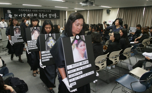 2011년 6월 국가인권위원회 배움터에서 열린 이주여성 추모제. 이주여성들과 여성단체들은 베트남 이주여성 황모씨를 비롯 가정폭력으로 사망한 6명의 이주여성을 기렸다. ⓒ장철영 기자