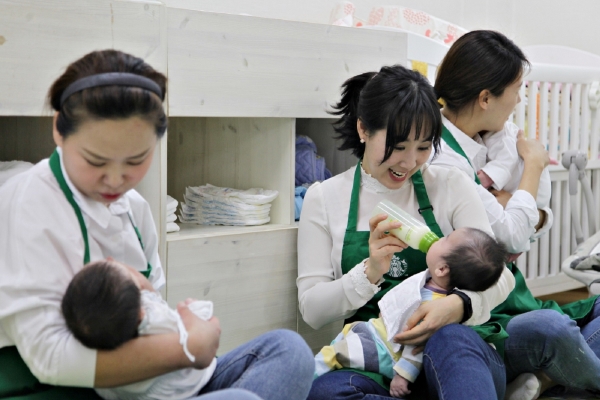 스타벅스 임직원들이 아기돌보미 봉사활동에 참여하고 있다. ⓒ스타벅스코리아