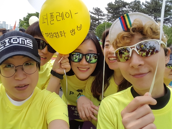 지난 5월 13일 서울 상암동 월드컵공원 평화의 광장에서 열린 ‘제17회 여성마라톤대회’에
 참여한 ‘퍼플레이’ 멤버들. ⓒ퍼플레이 제공