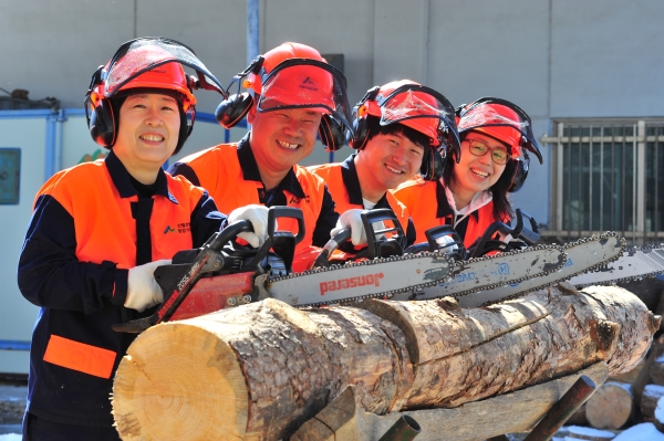 산림조합중앙회가 강원도 강릉시 임업기계훈련원에서 연 숲 가꾸기 실무 교육에 참가한 교육생들이 기계톱 사용법을 배우고 있다 ⓒ산림조합중앙회