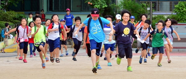 지난 7월 18일 서울 영등포구 영동초등학교에서 여름방학식을 마친 어린이들이 집을 향해 뛰어가고 있다. ⓒ뉴시스·여성신문