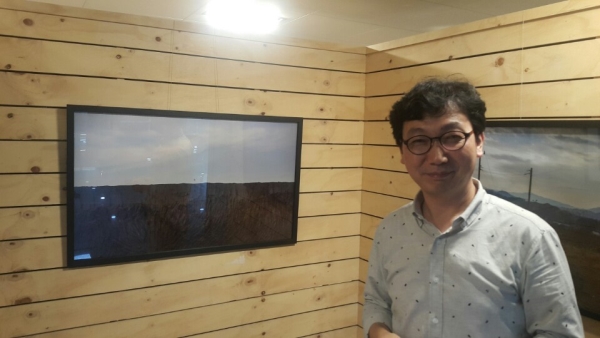 원주혁신도시 10년의 기록사진전을 연 김시동 작가