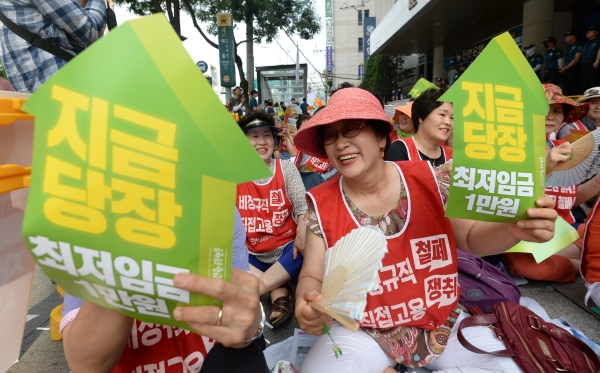 지난 7월 5일 서울 마포구 경총회관 앞에서 규탄대회에서 참석자들이 손피켓을 들고 최저임금 1만원을 촉구하고 있다. ⓒ뉴시스·여성신문