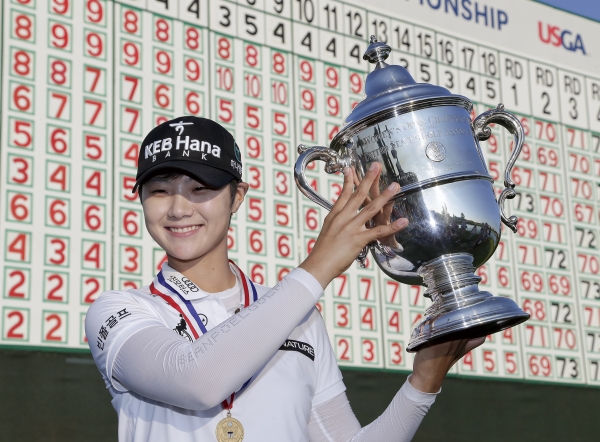 박성현이 17일(한국시간) 미국 뉴저지주 베드민스터 트럼프 내셔널 골프클럽에서 막을 내린 미국여자프로골프(LPGA) 투어 ‘US여자오픈’에서 우승한 뒤 리더보드 앞에서 우승트로피를 들어 보이고 있다. ⓒ뉴시스·여성신문