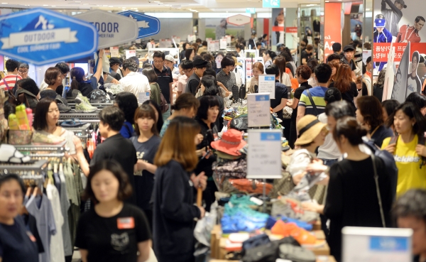 시원한 백화점을 찾은 쇼핑객들로 서울 시내 백화점이 붐비고 있다. ⓒ뉴시스·여성신문