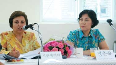 시린 에바디(왼쪽) 변호사가 2009년 8월 10일 한국여성의전화에서 연  ‘노벨평화상 수상자 시린 에바디와 함께하는 여성인권 특별 세미나’에 참석해 한국 여성인권 활동가들의 질문에 답변을 하고 있다. ⓒ여성신문