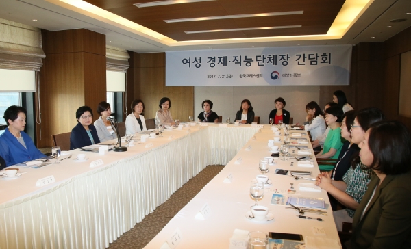 정현백 여성가족부 장관이 21일 오전 서울 한국프레스센터에서 열린 여성 경제인단체 및 직능단체장 간담회에 참석해 참석자들과 대화를 나누고 있다.
