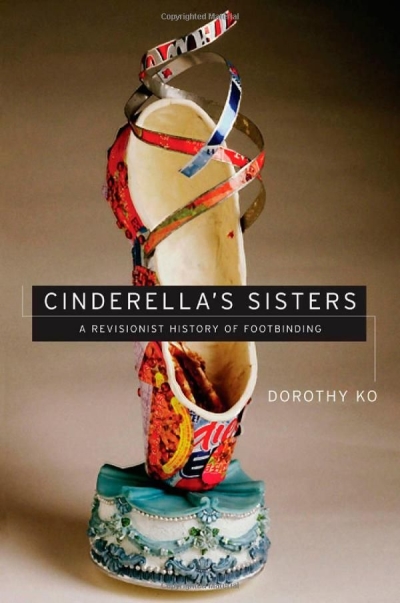 도로시 고의 저서 『Cinderella`s sisters : a revisionist history of Footbinding』. 전족이 표지를 장식하고 있다.
