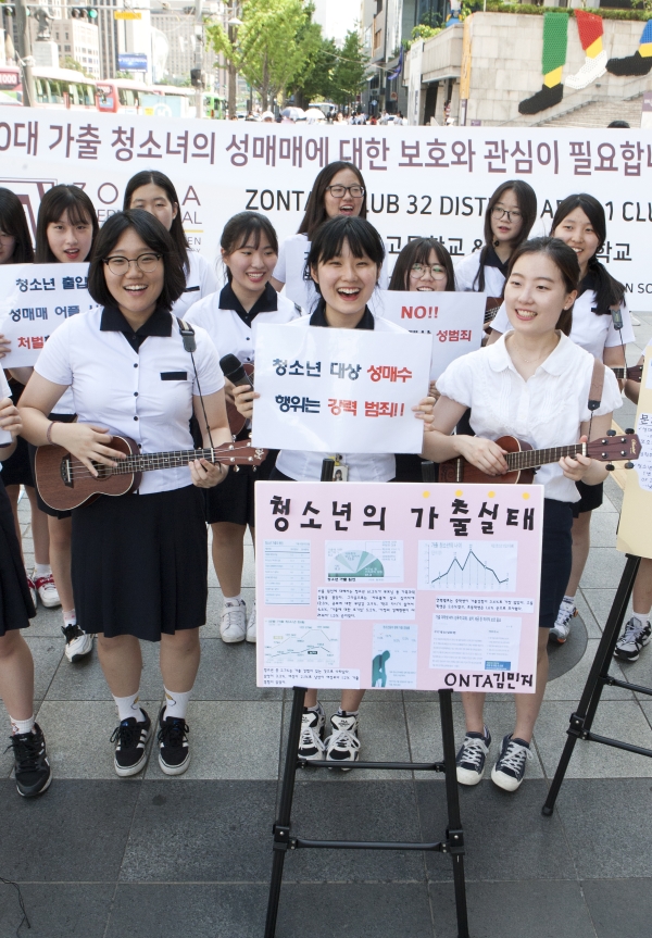 숭덕여자고등학교, 채드윅국제학교 내 Z클럽 동아리 소속 학생들은 25일 오후 서울 종로구 세종문화회관 앞에서 여성 청소년들의 인권 보호를 위해 노래로 메시지를 전했다. ⓒ이정실 여성신문 사진기자