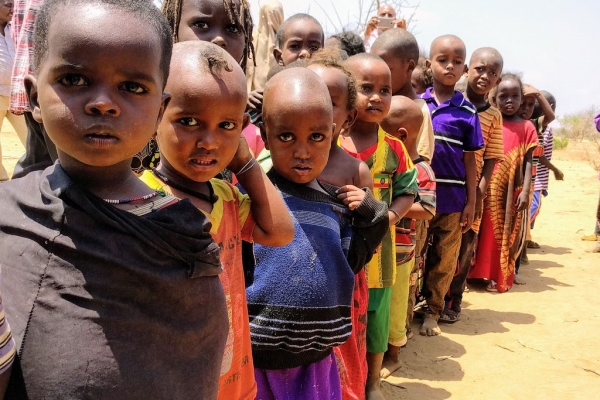 아프리카 케냐 북부의 반다레로의 한 학교에서 어린이들이 하루 한 번 지급되는 식사를 받기 위해 줄을 서 있다. ⓒOCHA/ Daniel Pfister