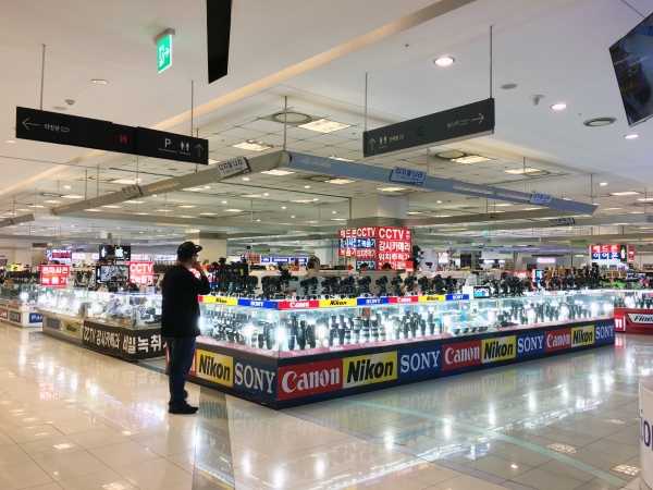 지난달 28일 찾은 서울 용산구 아이파크몰. 유명 브랜드 제품 취급점 가운데에도 몰래카메라를 파는 곳들이 적지 않았다. ⓒ여성신문