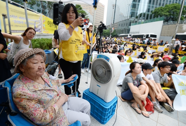 2일 서울 종로구 구 일본대사관 앞에서 열린 제1294차 일본군성노예문제해결을 위한 정기 수요시위에서 길원옥 할머니가 선풍기로 더위를 피하고 있다. ⓒ뉴시스·여성신문