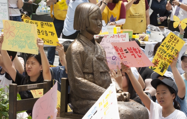 지난달 5일 서울 종로구 옛 일본대사관 앞 평화로에서 열린 일본군성노예제 문제해결을 위한 제1290차 정기 수요시위 참석자들이 피켓을 들고 구호를 외치고 있다. ⓒ이정실 여성신문 사진기자